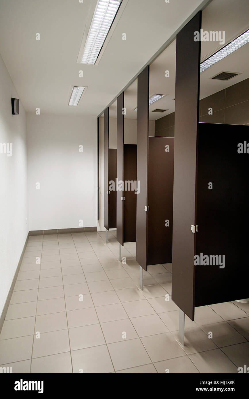 Öffentliche Toilette mit Schränken und Waschbecken in einem vertikalen