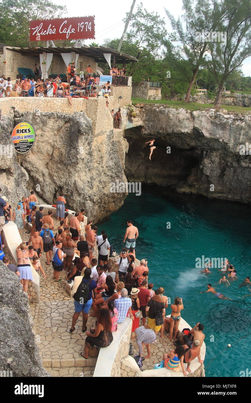 Rick's Cafe, Jamaika - 11. Oktober: Rick's Cafe am 11. Oktober 2017 in Jamaika. Leute haben Spaß springen auf Jamaika's berühmten Rick's Cafe in Negril, Jama Stockfoto