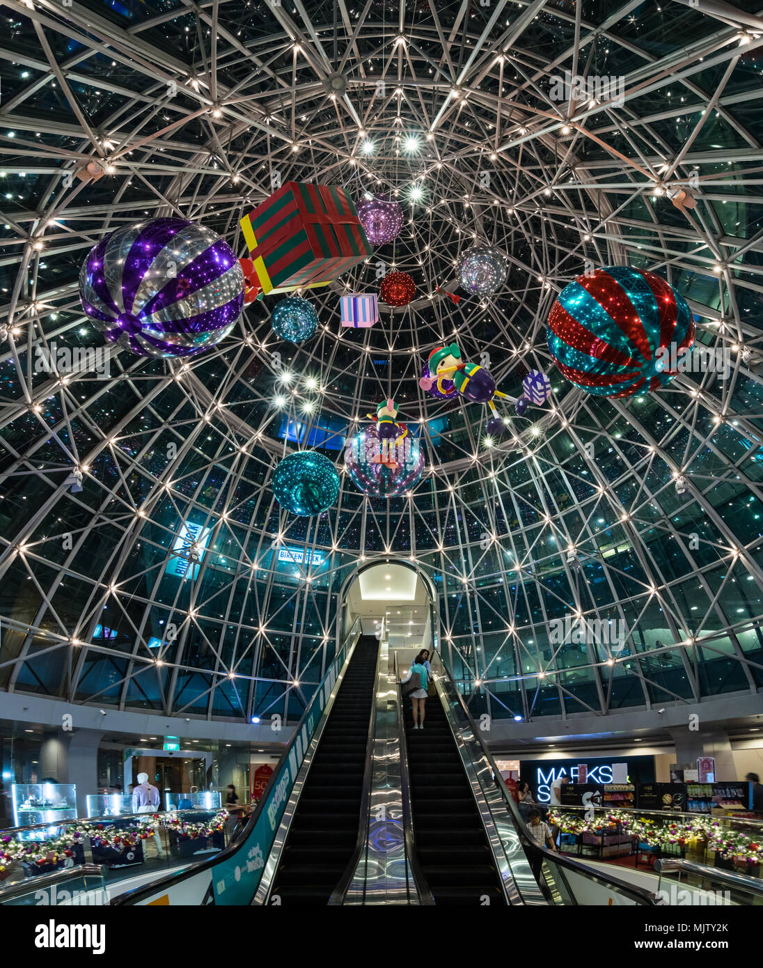 Während der Weihnachtszeit, die Hallen, Einkaufszentren und die gesamte Strecke der Orchard Road sind mit glitzernden Lichter und Stardust geschmückt. Stockfoto