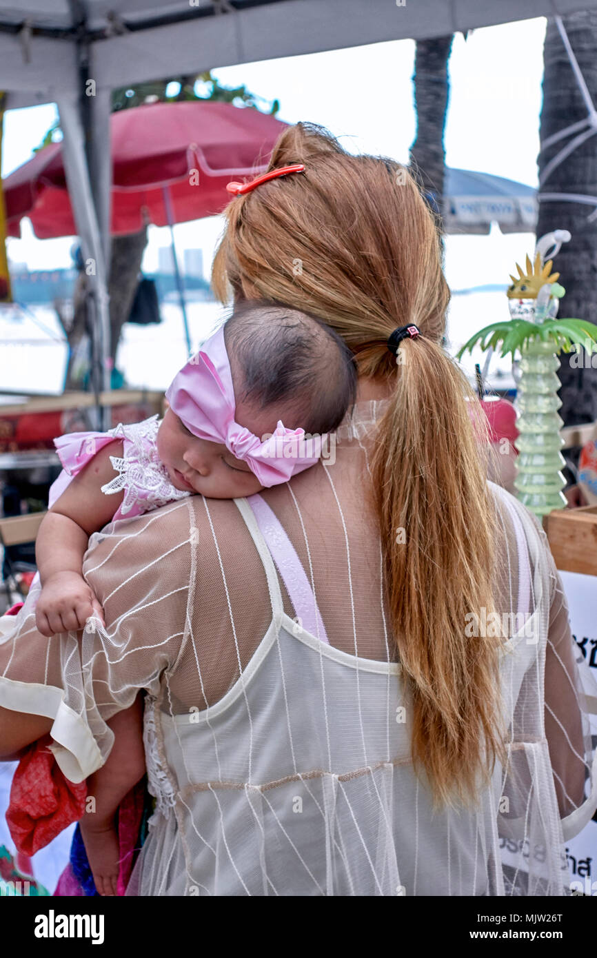 Frau Baby in ihren Armen. Süße Kinder. Mutter und Kind Stockfoto