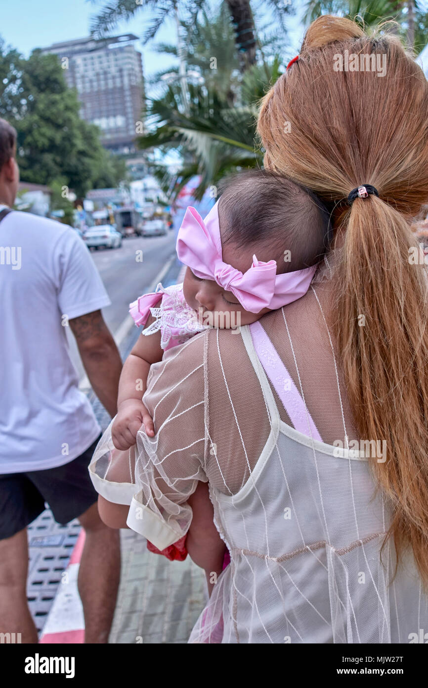 Frau Baby in ihren Armen. Süße Kinder. Mutter und Kind Stockfoto