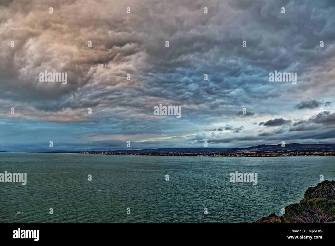 Wütend Wolken brauen Stockfoto