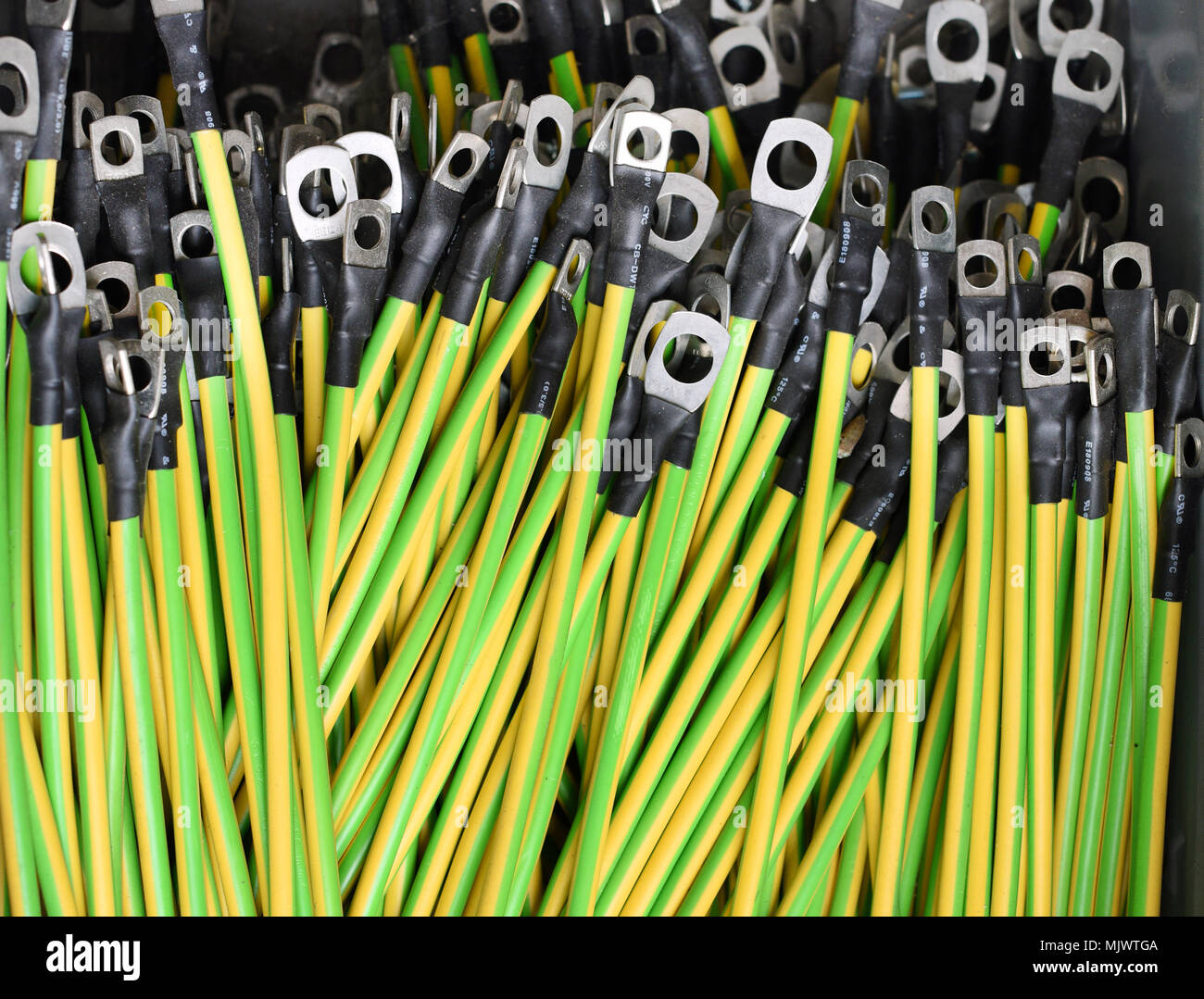 Bündel von elektrischen Kabeln mit angeschlossenen Steckverbindern für den Einsatz auf dem Fließband in einer Fabrik bereit während des Herstellungsprozesses Stockfoto