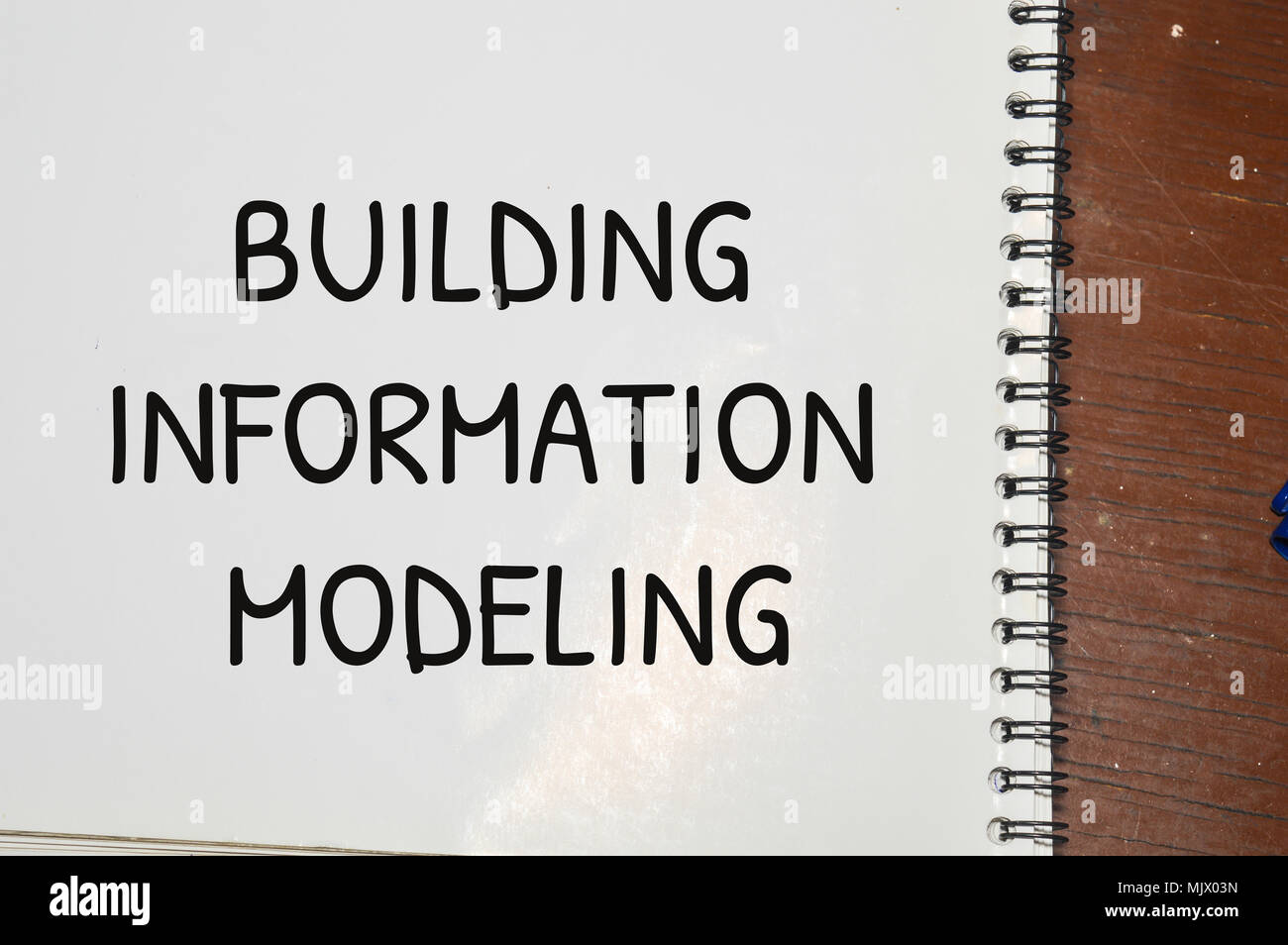 Building Information Modeling Wort hochgeladen auf weißem Papier Stockfoto