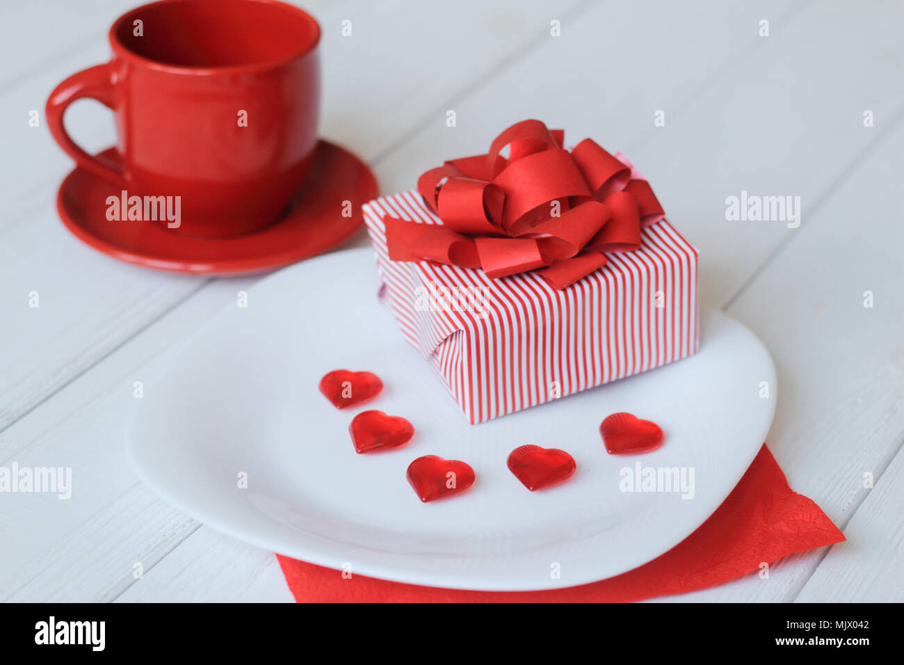 Bis zu schließen. Geschenkbox und rote Schale auf dem Tisch. Valentines Tag. Stockfoto