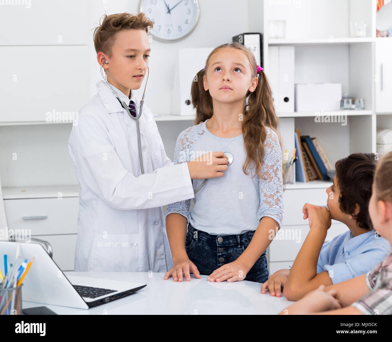 Medizinische Bruder Boy im Medical Center mit Stethoskop mit patient Mädchen Stockfoto