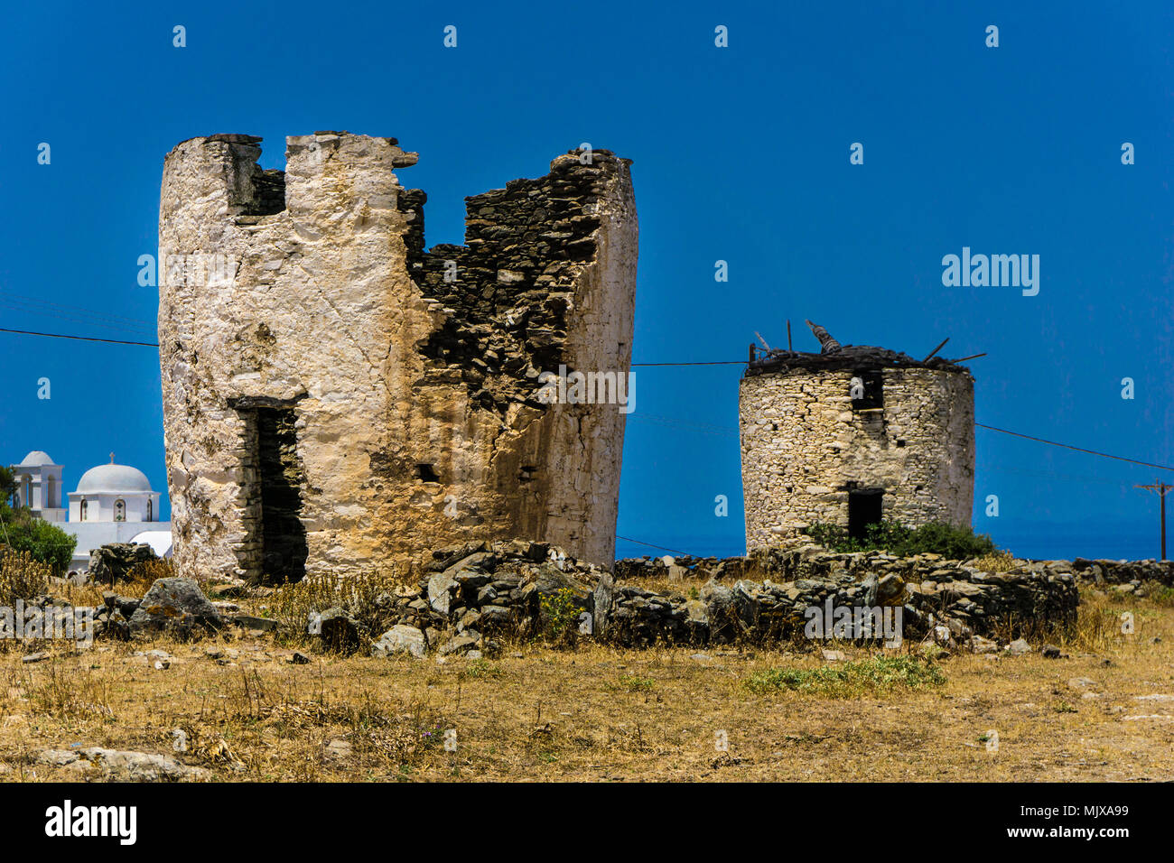 Alte zerstört Windmühlen auf Kythnos Insel der Kykladen in Griechenland Stockfoto