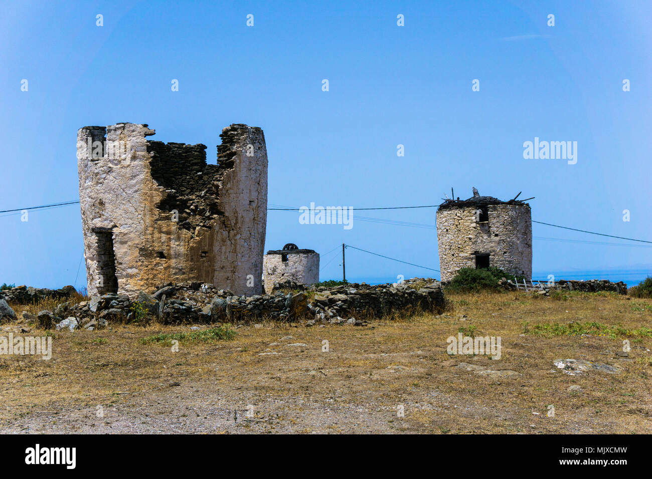 Alte zerstört Windmühlen auf Kythnos Insel der Kykladen in Griechenland Stockfoto