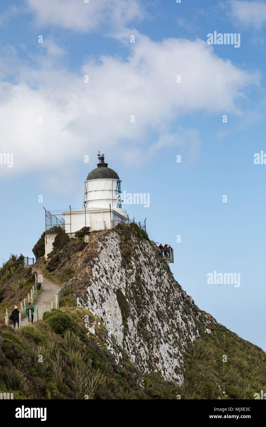 CATLINS COAST, NEUSEELAND - 11 November, 2017: Touristen, die Nugget Point Lighthouse, eine beliebte Touristenattraktion in der Region Otago Stockfoto