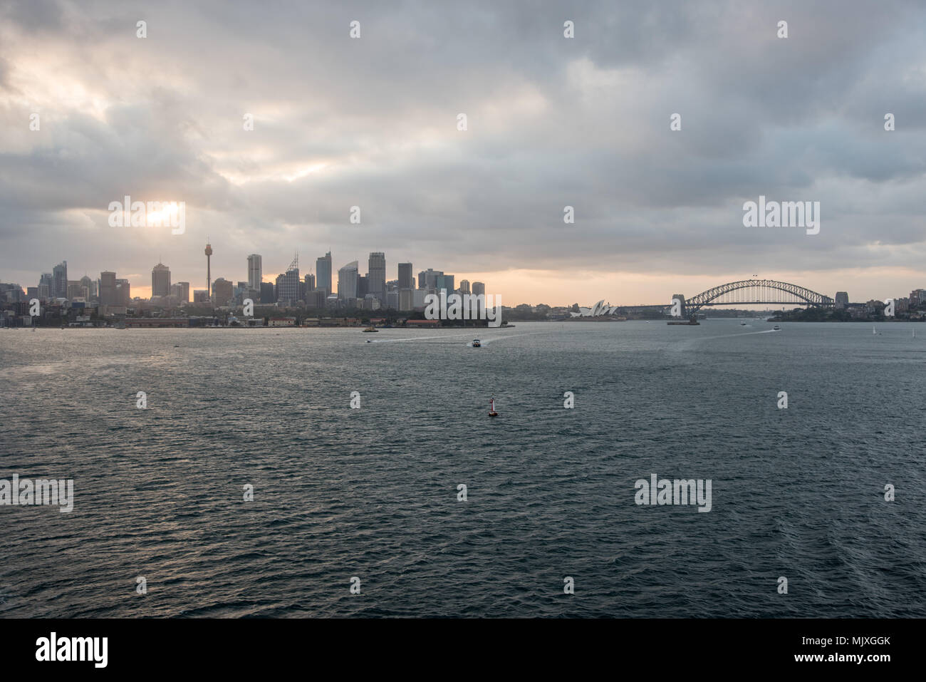 Sydney, NSW, Australia-December 7,2016: Parramatta River Harbour mit nautischen Schiffe und berüchtigten städtischen Skyline und die Harbour Bridge in Sydney, Australien Stockfoto