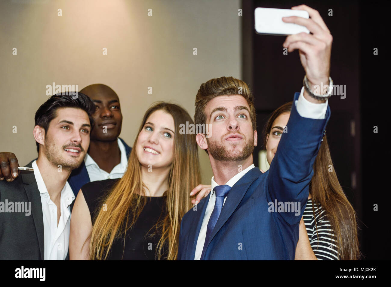 Gruppe von multi-ethnischen Unternehmer, ein Foto mit einem Handy nach einem Geschäftstreffen Stockfoto