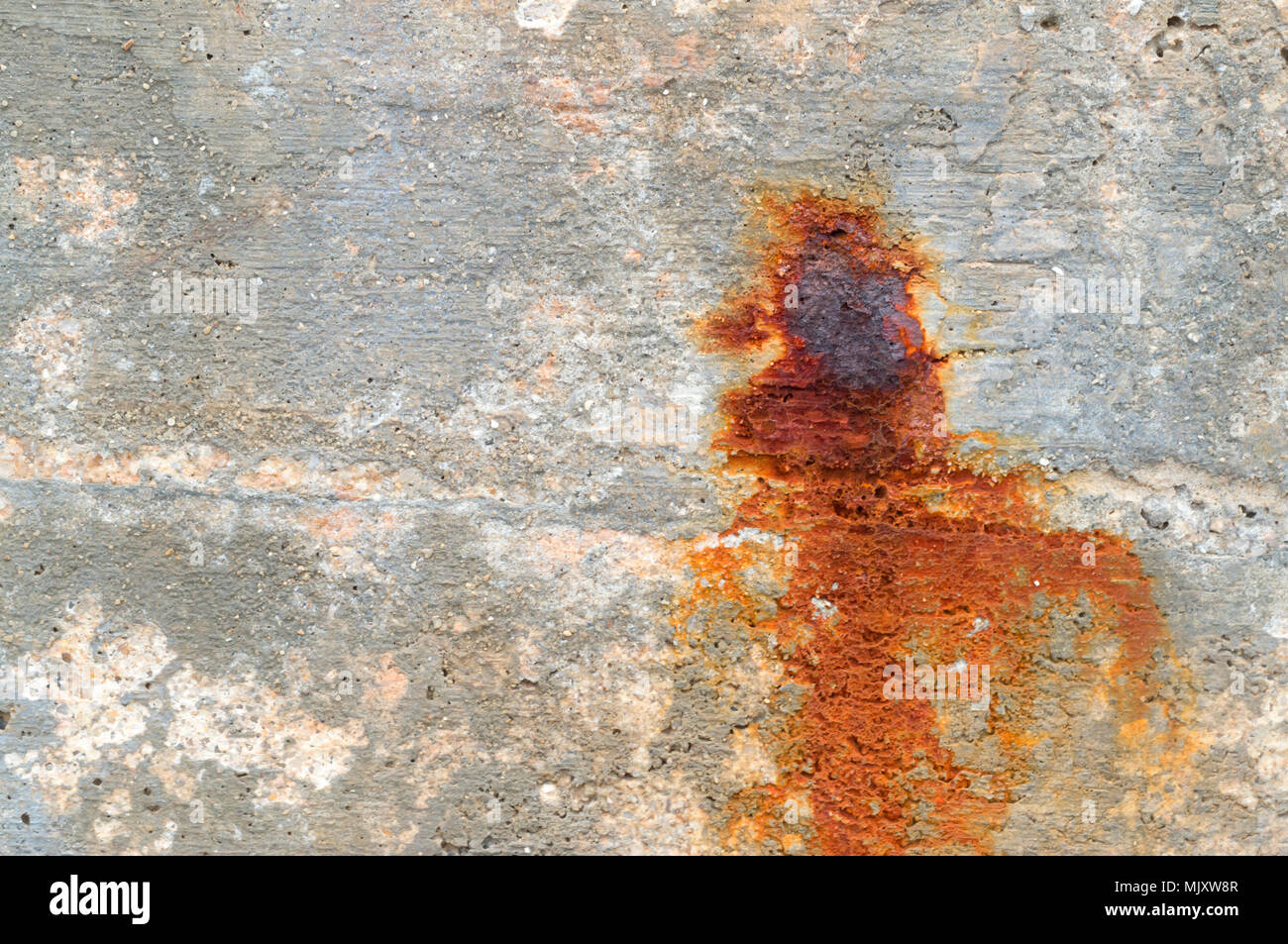 Alte Beton wand Textur Hintergrund mit dunklen rot Brennen in der Mitte durch Rost Nagel verursacht Stockfoto