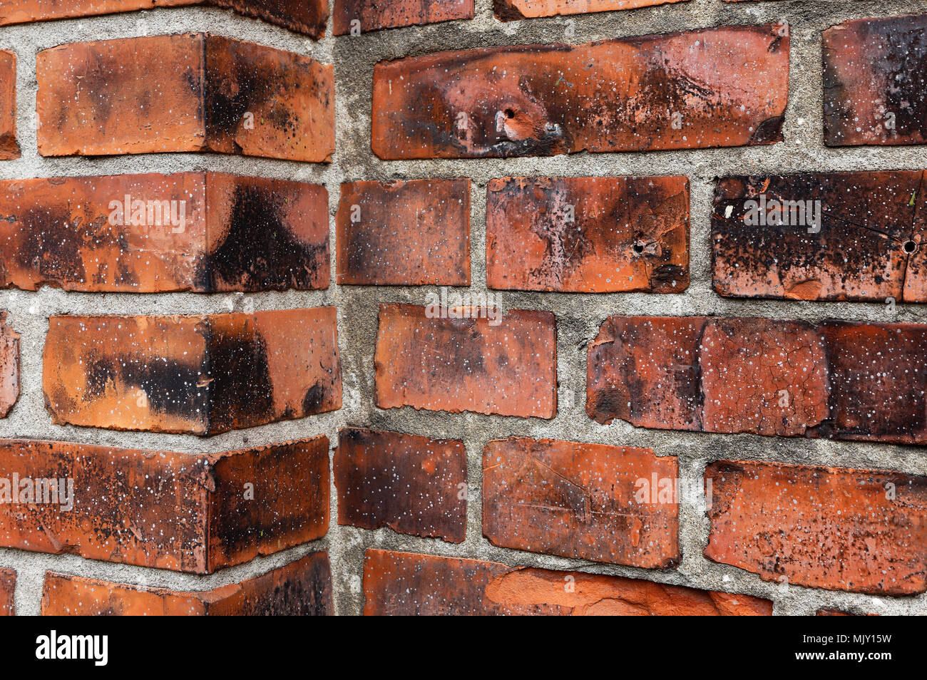 Red brick wall mit Ecke. Stockfoto
