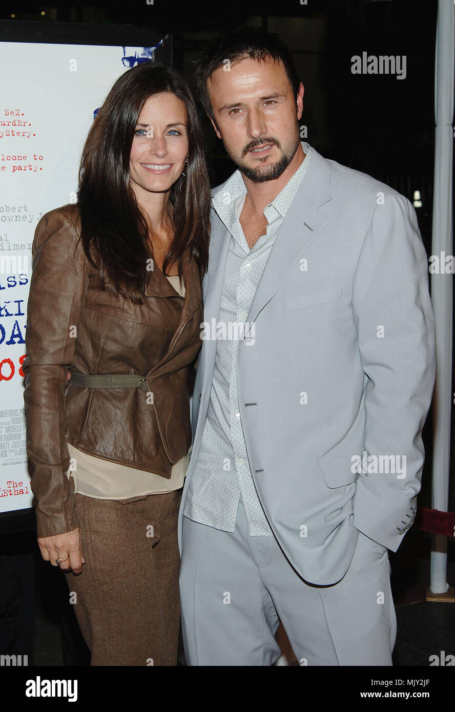 Courteney Cox-Arquette und Ehemann David Arquette Ankunft auf dem Kiss Bang Bang Premiere auf der Chinese Theatre in Los Angeles Küssen. Oktober 18, 2005. - 02_C_Cox-Arquette David050.JPG - 02_Cox-Arquette David C_050.JPG 02_C_Cox-Arquette David 050 Veranstaltung in Hollywood Leben - Kalifornien, Red Carpet Event, Vertikal, USA, Filmindustrie, Prominente, Fotografie, Bestof, Kunst, Kultur und Unterhaltung, Topix Celebrities Fashion / vom roten Teppich-, Vertikal, Besten, Hollywood Leben, Event in Hollywood Leben - Kalifornien, Roter Teppich, USA, Filmindustrie, Ce Stockfoto
