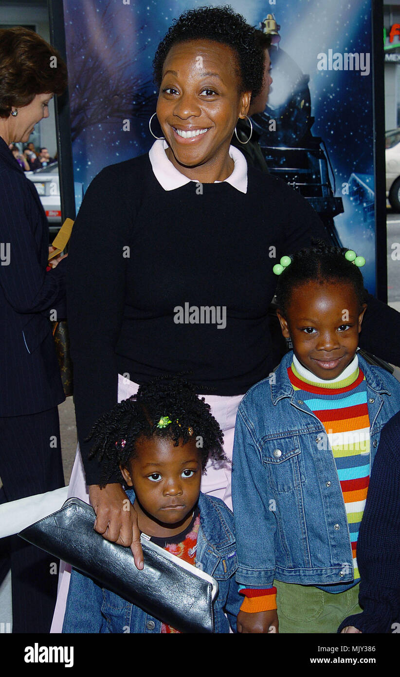 Marianne Jean-Baptiste und Kinder bei der Ankunft im Polar Express Premiere auf dem Grauman Chinese Theatre in Los Angeles. 11.07.2004. - 12 - Jean-Baptiste Marianne k.JPG - 12 - Jean-Baptiste Marianne k.JPG 12-Jean-Baptiste Marianne k Event in Hollywood Leben - Kalifornien, Red Carpet Event, Vertikal, USA, Filmindustrie, Prominente, Fotografie, Bestof, Kunst, Kultur und Unterhaltung, Topix Celebrities Fashion / vom roten Teppich-, Vertikal, Besten, Hollywood Leben, Event in Hollywood Leben - Kalifornien, Roter Teppich, USA, Filmindustrie, Prominente, Movie c Stockfoto