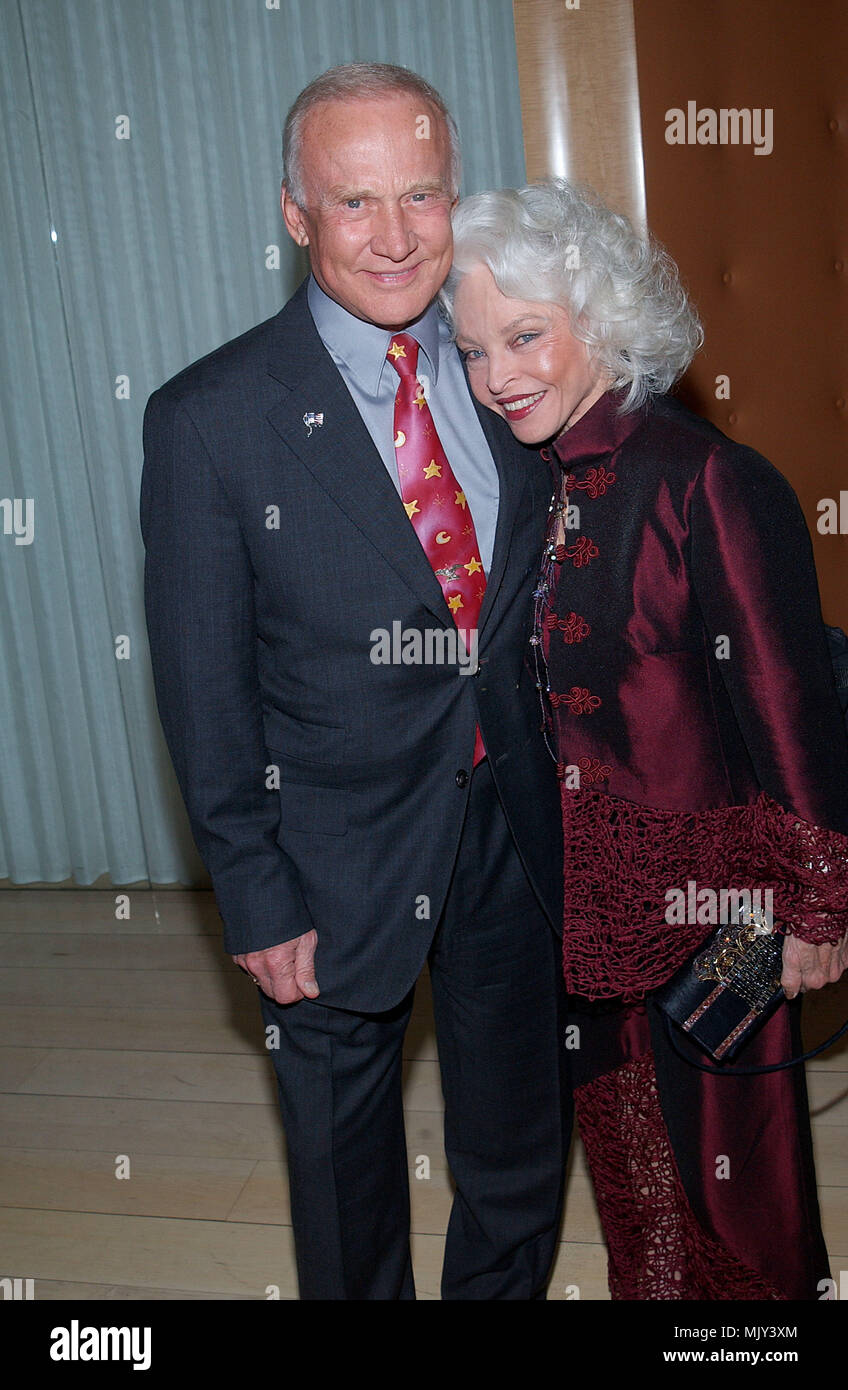 Buzz Aldrin und Frau an die Verlobungsparty für Liza Minelli und David Gest Ankommen in der SkyBar, Mondrian Hotel in Los Angeles. Februar 21, 2002. - AldrinBuzz frau 01.JPG - AldrinBuzz Frau 01. JPGAldrinBuzz Frau 01 Veranstaltung in Hollywood Leben - Kalifornien, Red Carpet Event, Vertikal, USA, Filmindustrie, Prominente, Fotografie, Bestof, Kunst, Kultur und Unterhaltung, Topix Celebrities Fashion / vom roten Teppich-, Vertikal, Besten, Hollywood Leben, Event in Hollywood Leben - Kalifornien, Roter Teppich, USA, Filmindustrie, Prominente, Film celebri Stockfoto