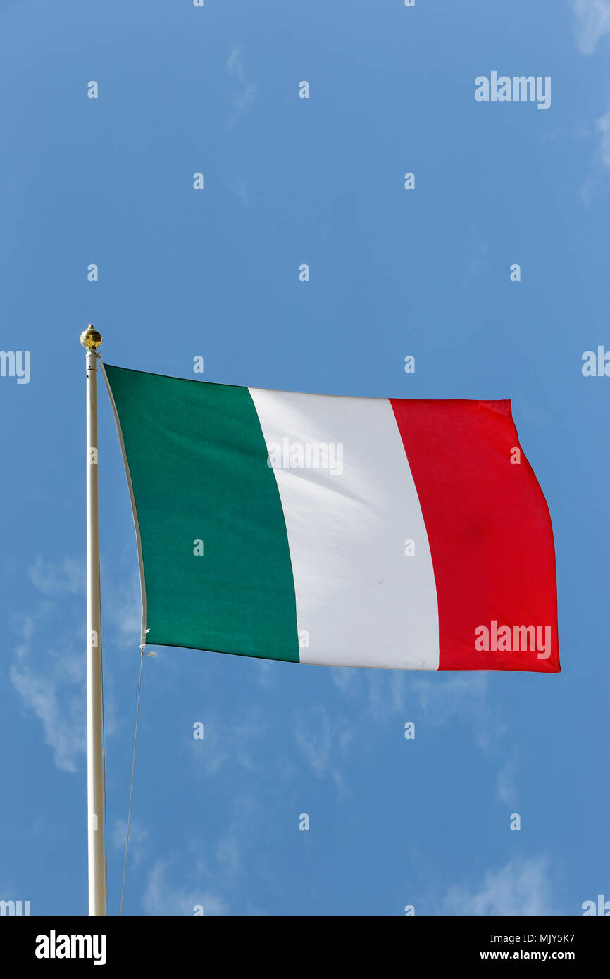 Die Nationalflagge von Italien am blauen Himmel. Stockfoto