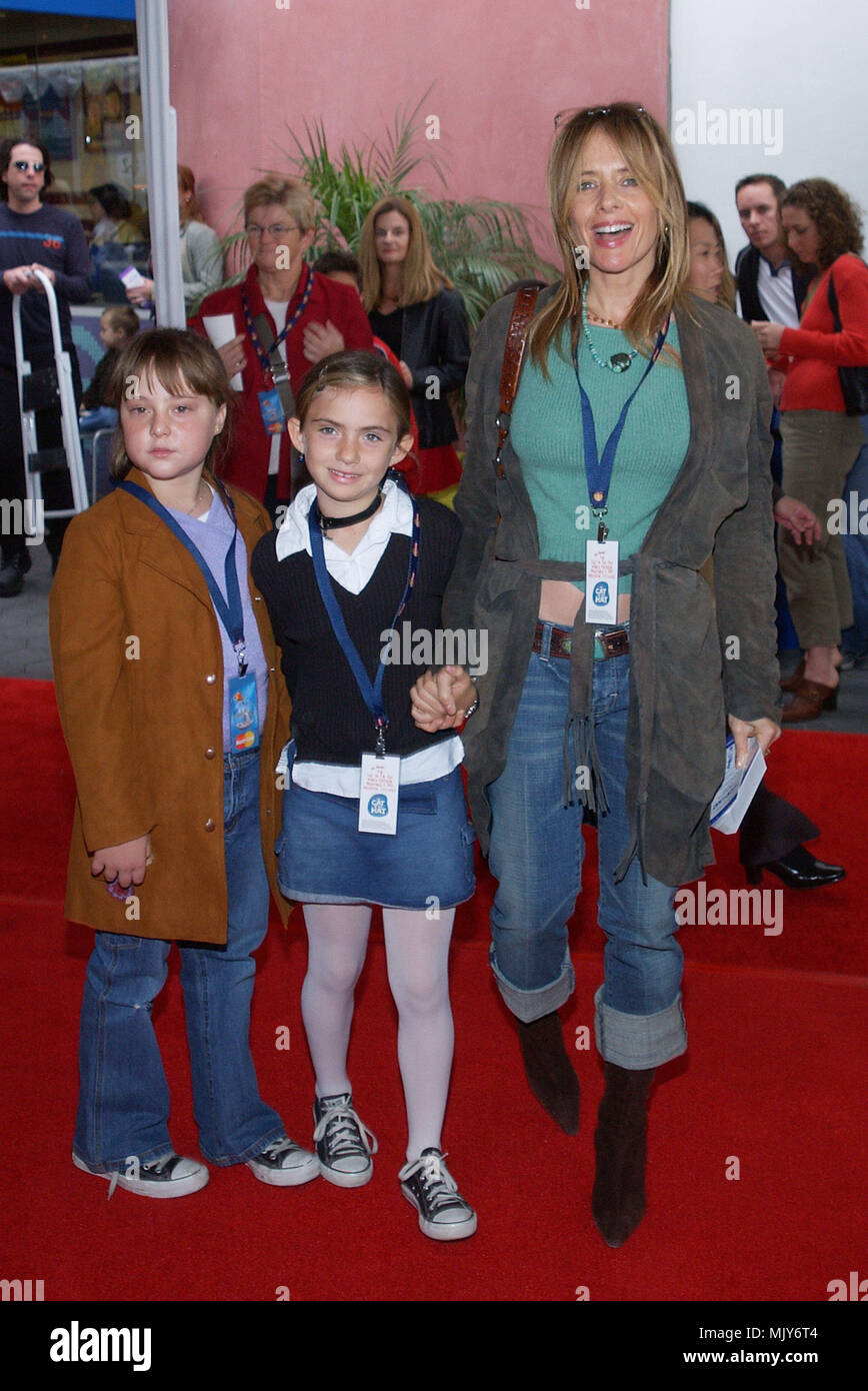 Rosanna Arquette mit Kindern anreisen, am "Dr. Seuss' Die Katze im Hut Premiere ' an der Universal Amphitheater in Los Angeles. November 8, 2003. - ArquetteRosanna kids 20.JPG-ArquetteRosanna kids 20. JPGArquetteRosanna Kinder 20 Veranstaltung in Hollywood Leben - Kalifornien, Red Carpet Event, Vertikal, USA, Filmindustrie, Prominente, Fotografie, Bestof, Kunst, Kultur und Unterhaltung, Topix Celebrities Fashion / vom roten Teppich-, Vertikal, Besten, Hollywood Leben, Event in Hollywood Leben - Kalifornien, Roter Teppich, USA, Filmindustrie, Prominente, Stockfoto