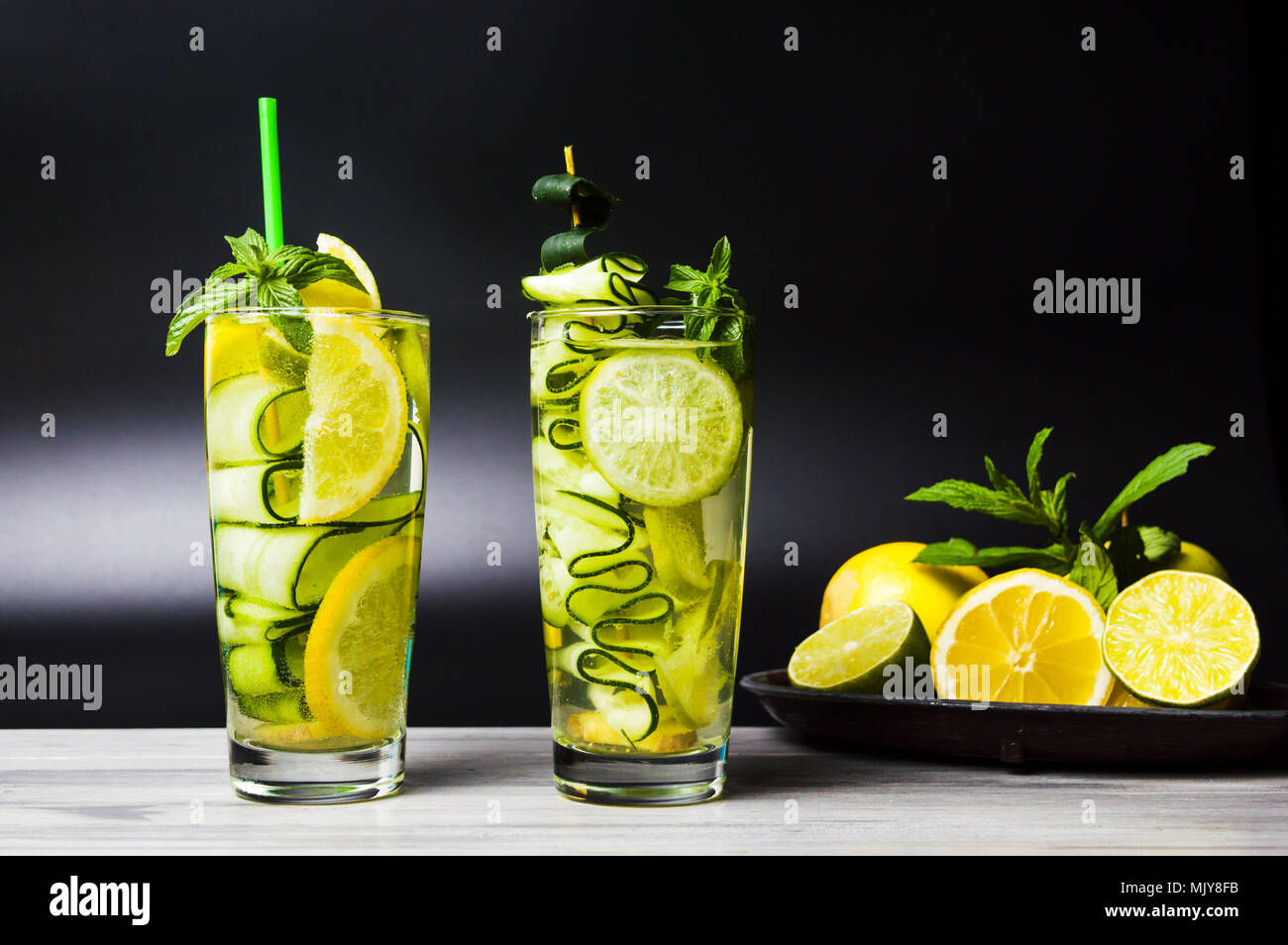 Wasser mit Gurke Blätter Minze und Zitrone Stockfoto