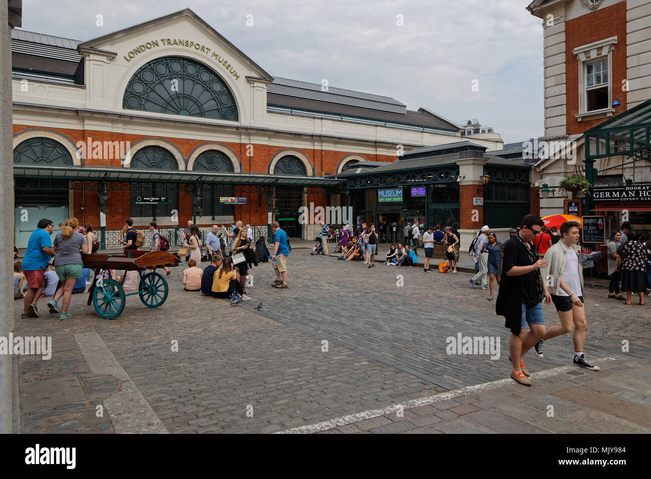 LONDON, GROSSBRITANNIEN, 20. April 2018: Covent Garden ist ein ehemaliger Obst- und Gemüsemarkt auf dem zentralen Platz, heute ein beliebtes Einkaufs- und touristischen Stockfoto