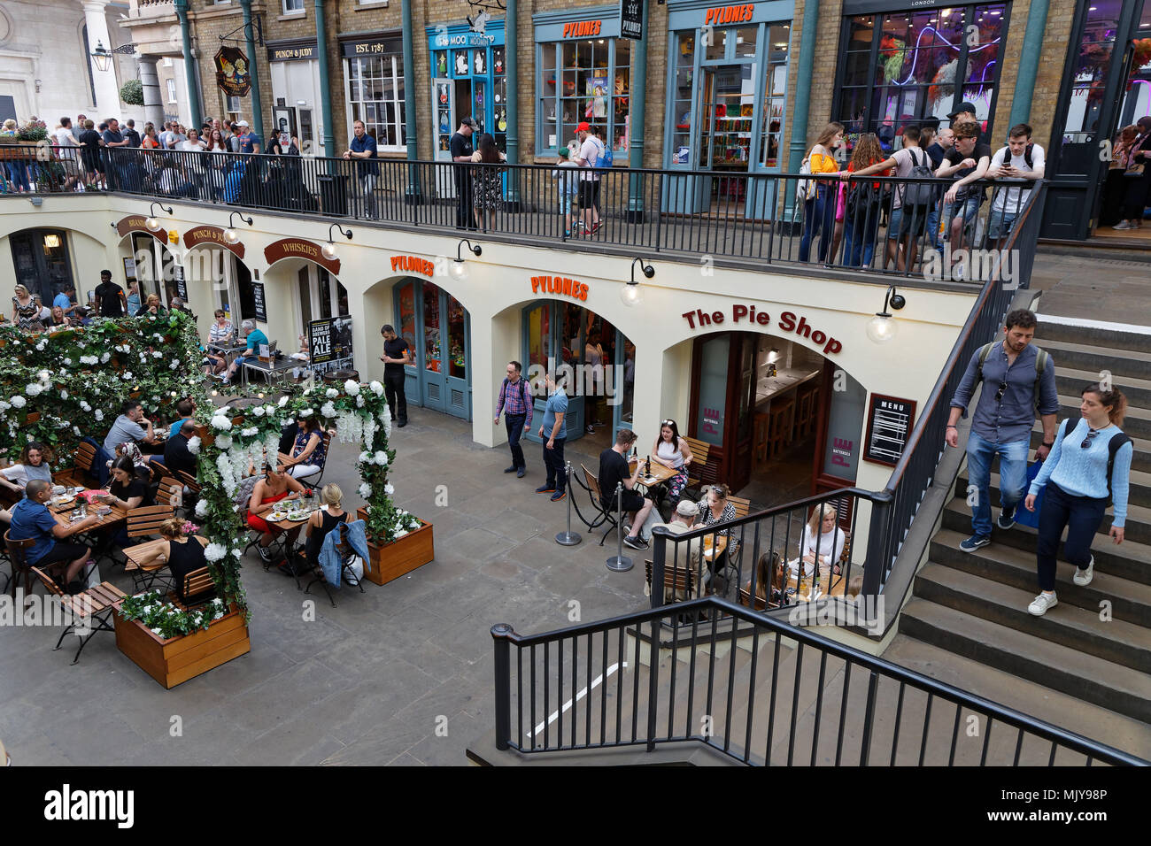 LONDON, GROSSBRITANNIEN, 20. April 2018: Covent Garden ist ein ehemaliger Obst- und Gemüsemarkt auf dem zentralen Platz, heute ein beliebtes Einkaufs- und touristischen Stockfoto