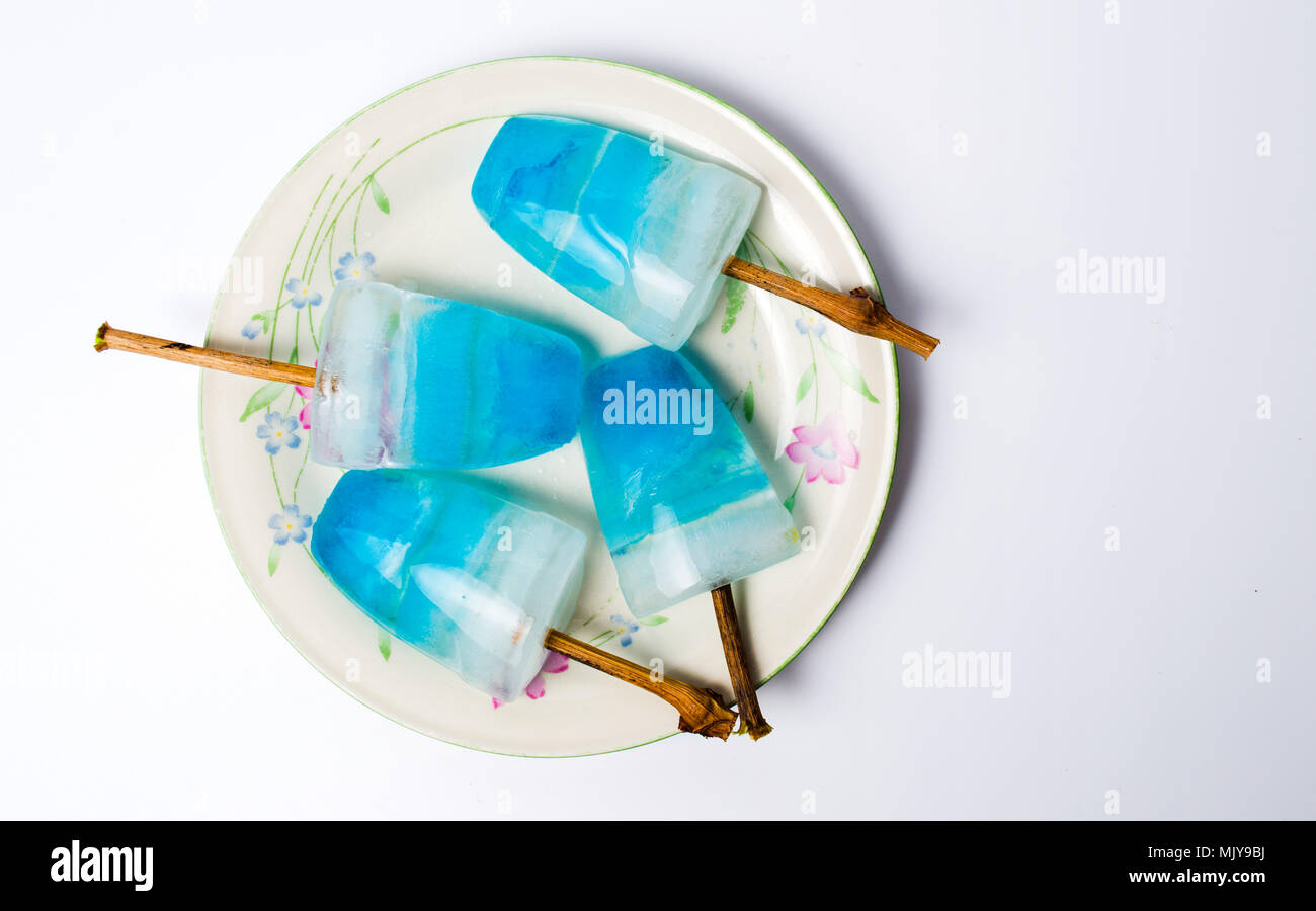 Hausgemachte blaue Eis am Stiel auf Tabelle Ansicht von oben Stockfoto