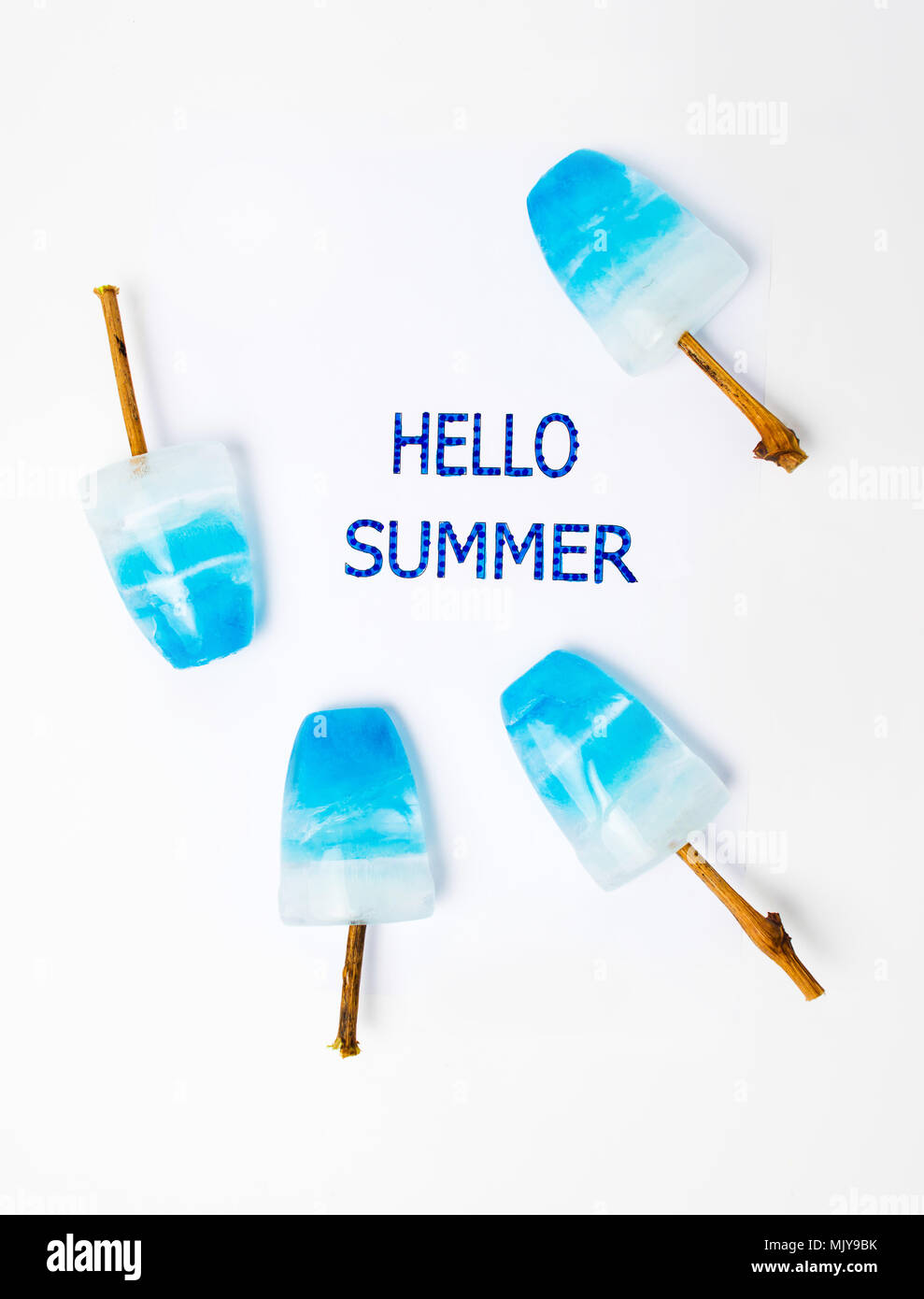 Hallo Sommer Karte mit blauen Eis am Stiel, oben Stockfoto
