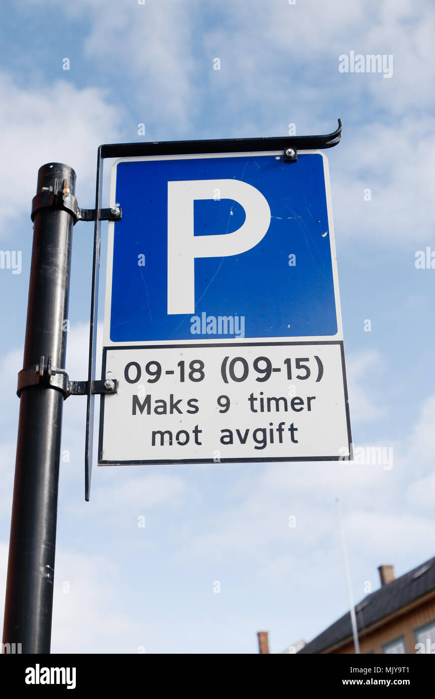 Norwegische parken Schild mit zusätzlichen Platte mit Parkplatz regeln. Parkgebühr 9-18 Arbeitstage und 9-15 am Samstag. Stockfoto