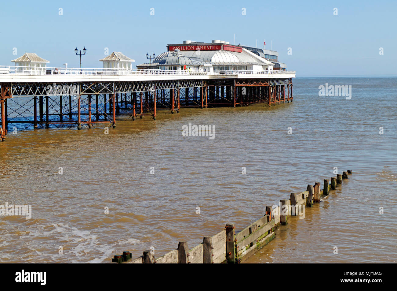 Ein Blick auf den Pier aus dem Osten auf der North Norfolk Badeort Cromer, Norfolk, England, Vereinigtes Königreich, Europa. Stockfoto