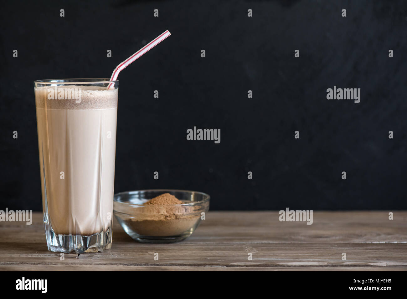 Schokolade Protein Shake. Gesunder Sport Fitness Drink mit Whey Protein. Schokolade Smoothie. Stockfoto