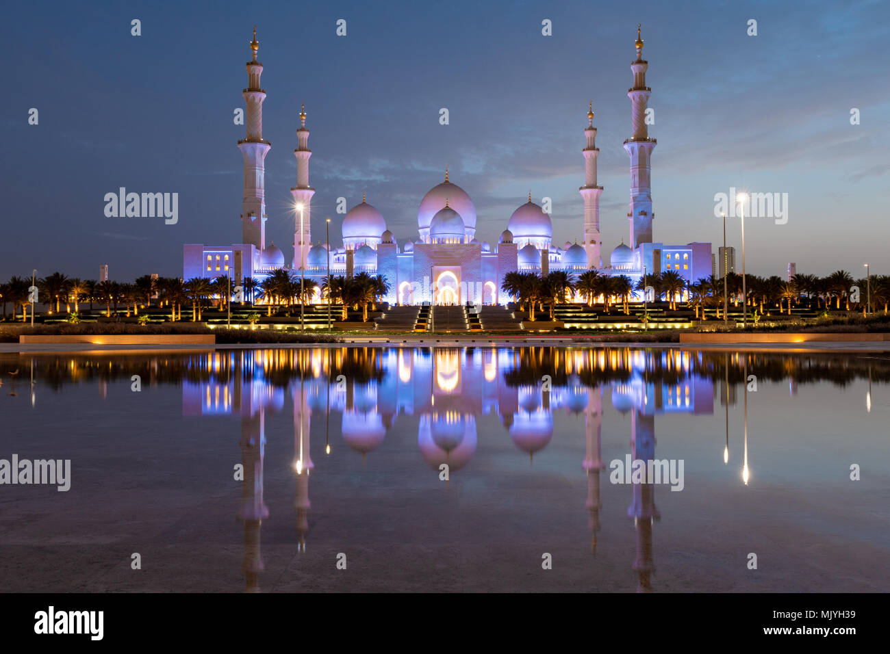 Sheikh Zayed Moschee in Abu Dhabi, Hauptstadt der Vereinigten Arabischen Emirate. Moschee ist von Italienischen weißem Marmor gebaut. Reflexion in See Stockfoto