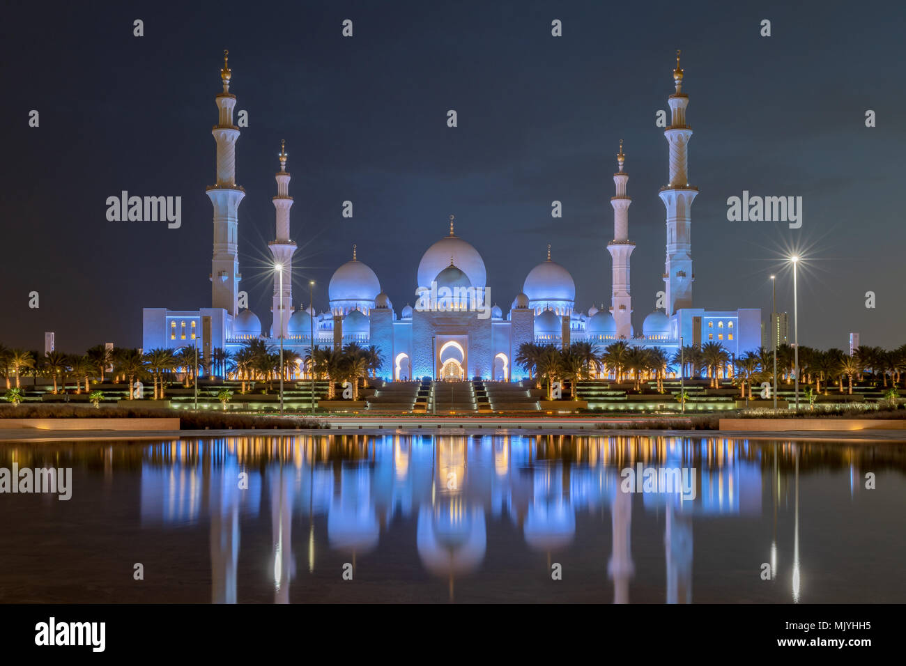 Sheikh Zayed Moschee in Abu Dhabi, Hauptstadt der Vereinigten Arabischen Emirate. Moschee ist von Italienischen weißem Marmor gebaut. Reflexion in See Stockfoto
