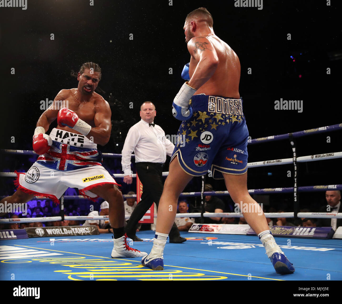 Tony Bellew (rechts) klopft, David Haye im Schwergewicht Wettbewerb mit Trainer Dave Coldwell in der O2 Arena in London. PRESS ASSOCIATION Foto. Bild Datum: Samstag, 5. Mai 2018. Siehe PA Geschichte BOXING London. Photo Credit: Nick Potts/PA-Kabel Stockfoto