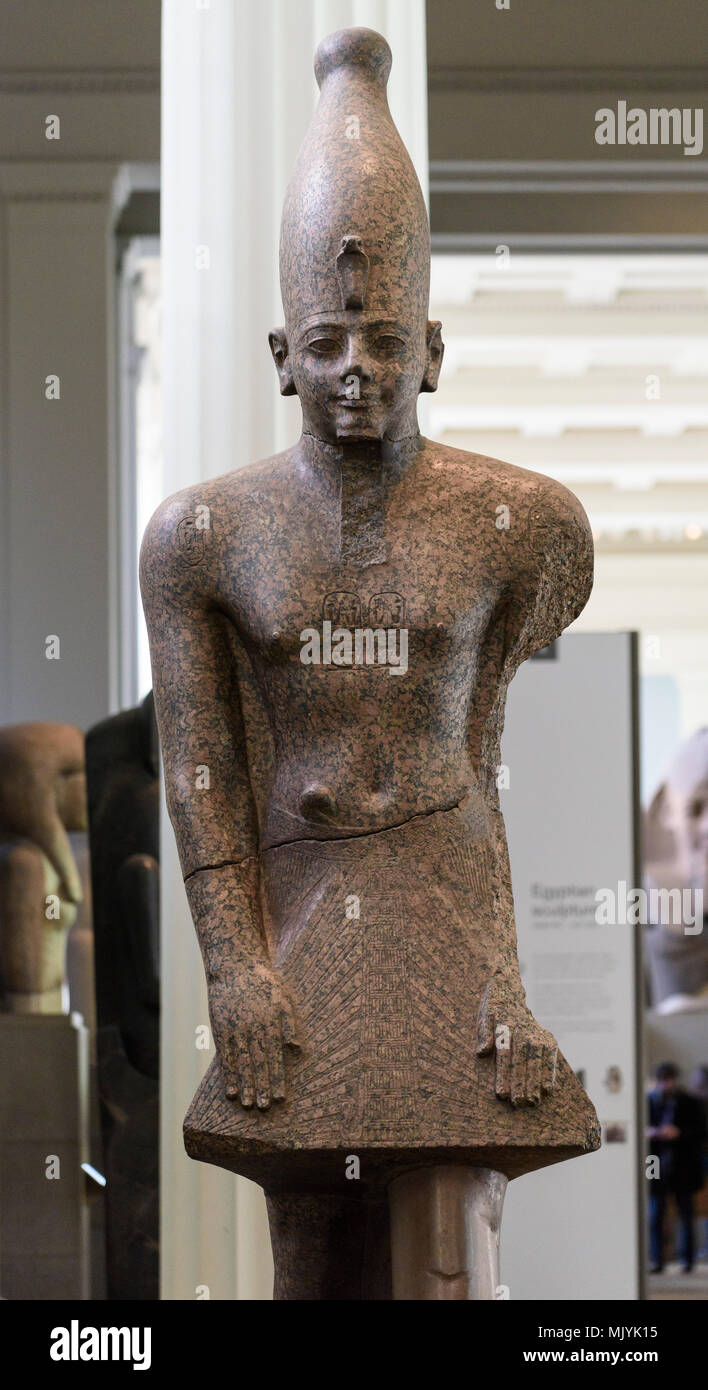 London. England. Statue des ägyptischen Pharaos Thutmosis III. die Rote Krone Unterägyptens (Hedjet) Ca. 1479-1425 v. Chr., Stockfoto