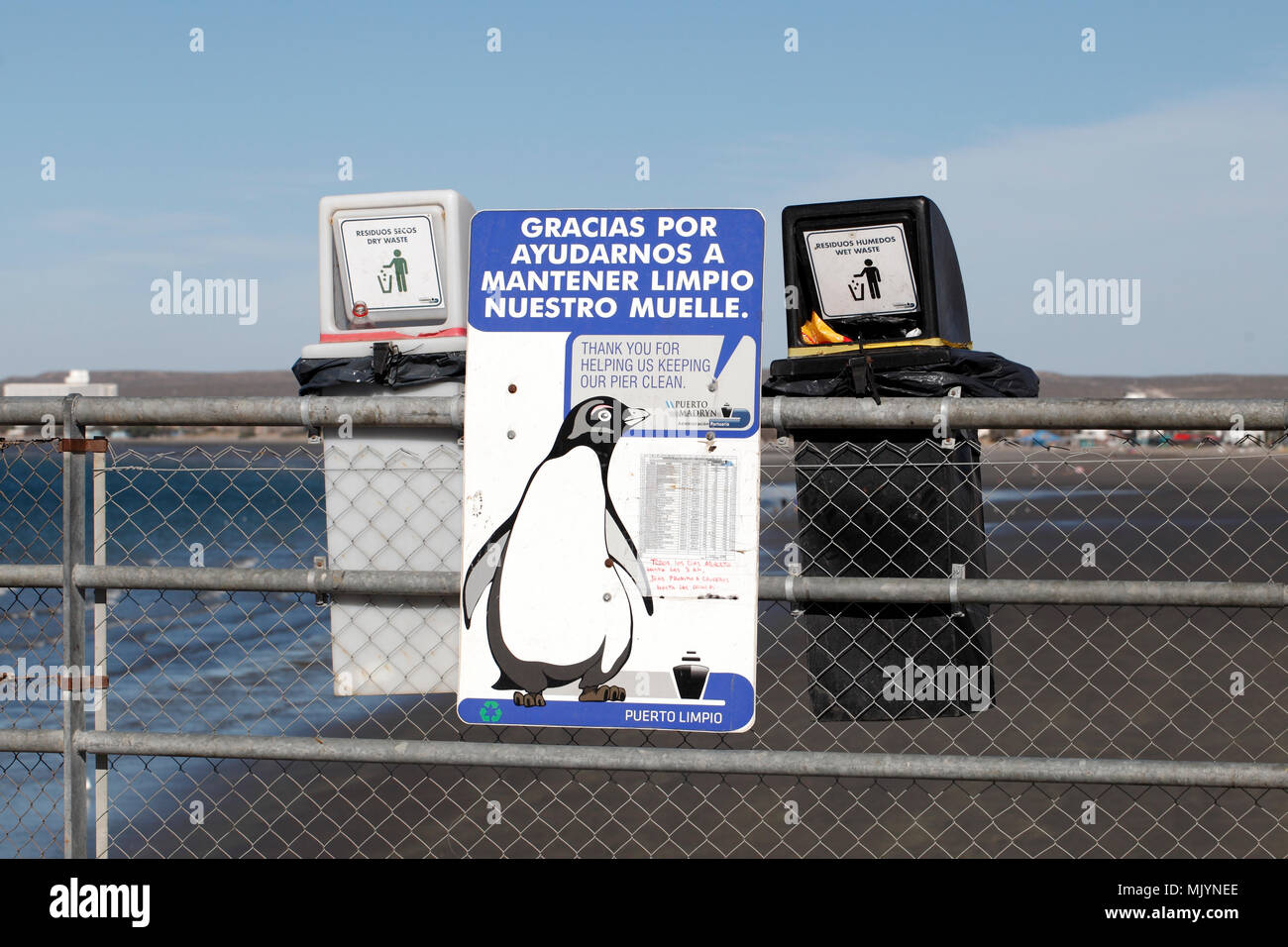 Recycling Mülltonnen und Abfallbehälter zusammen mit ein Zeichen, um die Pinguine zu speichern. Umwelt unterzeichnen. Stockfoto