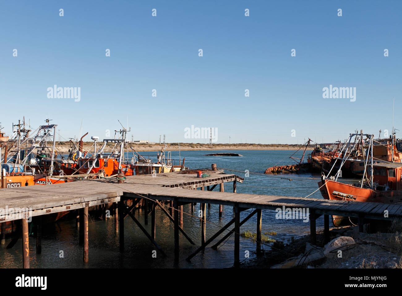 Boot von der gelben Flotte auf dem Chubut Flusses, Rawson, Provinz Chubut, Argentinien, Patagonien. Bootswerft am Flussufer. Stockfoto