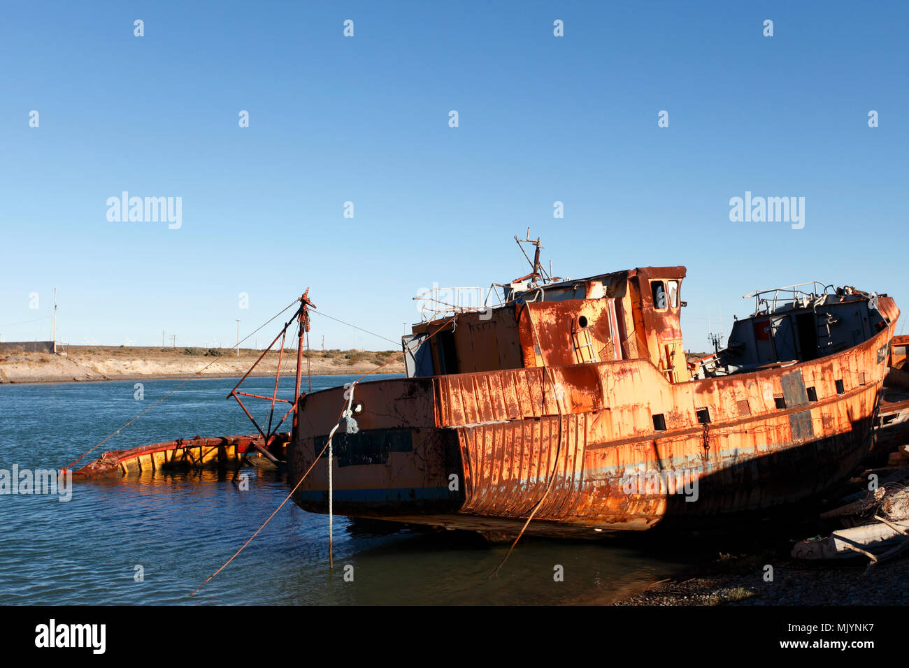 Schrott Boote von der gelben Flotte auf dem Chubut Flusses, Rawson, Provinz Chubut, Argentinien, Patagonien. Bootswerft am Flussufer. Stockfoto