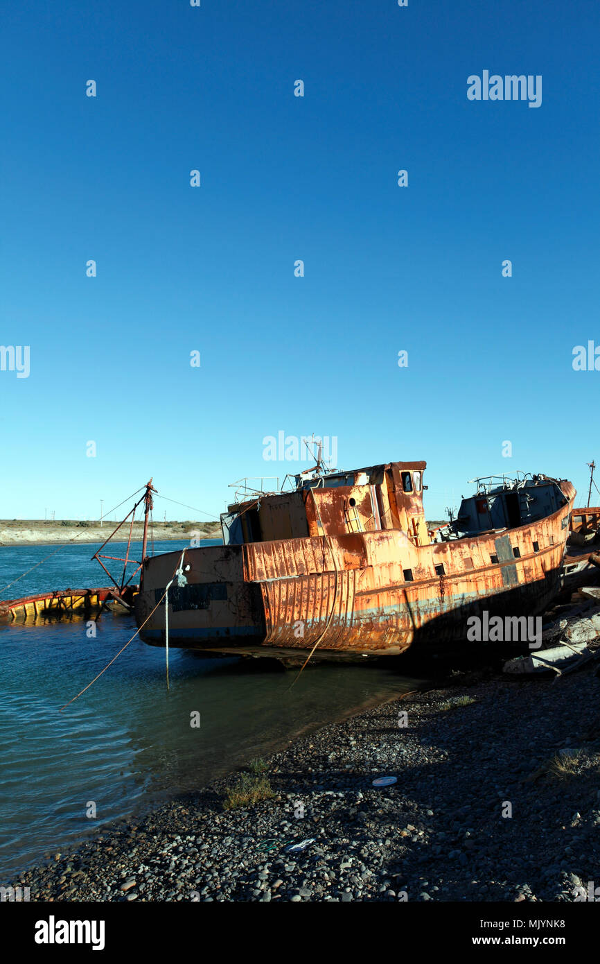 Schrott Boote von der gelben Flotte auf dem Chubut Flusses, Rawson, Provinz Chubut, Argentinien, Patagonien. Bootswerft am Flussufer. Stockfoto