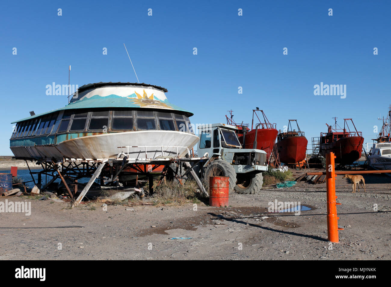 Marine Bauhof mit neuen Fischerboote und Reparaturen an einem Boot. Stockfoto