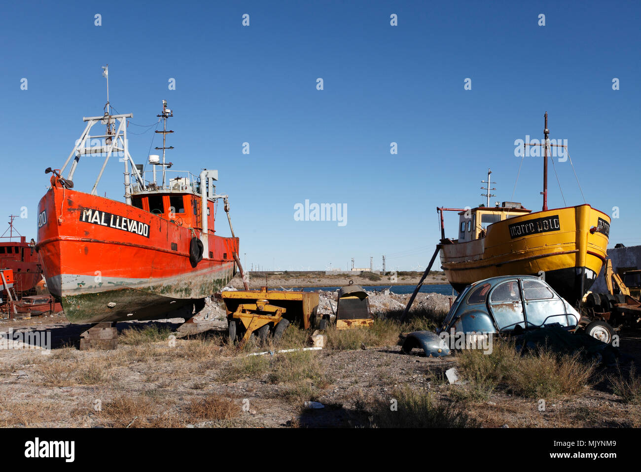Boot von der gelben Flotte auf dem Chubut Flusses, Rawson, Provinz Chubut, Argentinien, Patagonien. Bootswerft am Flussufer. Stockfoto