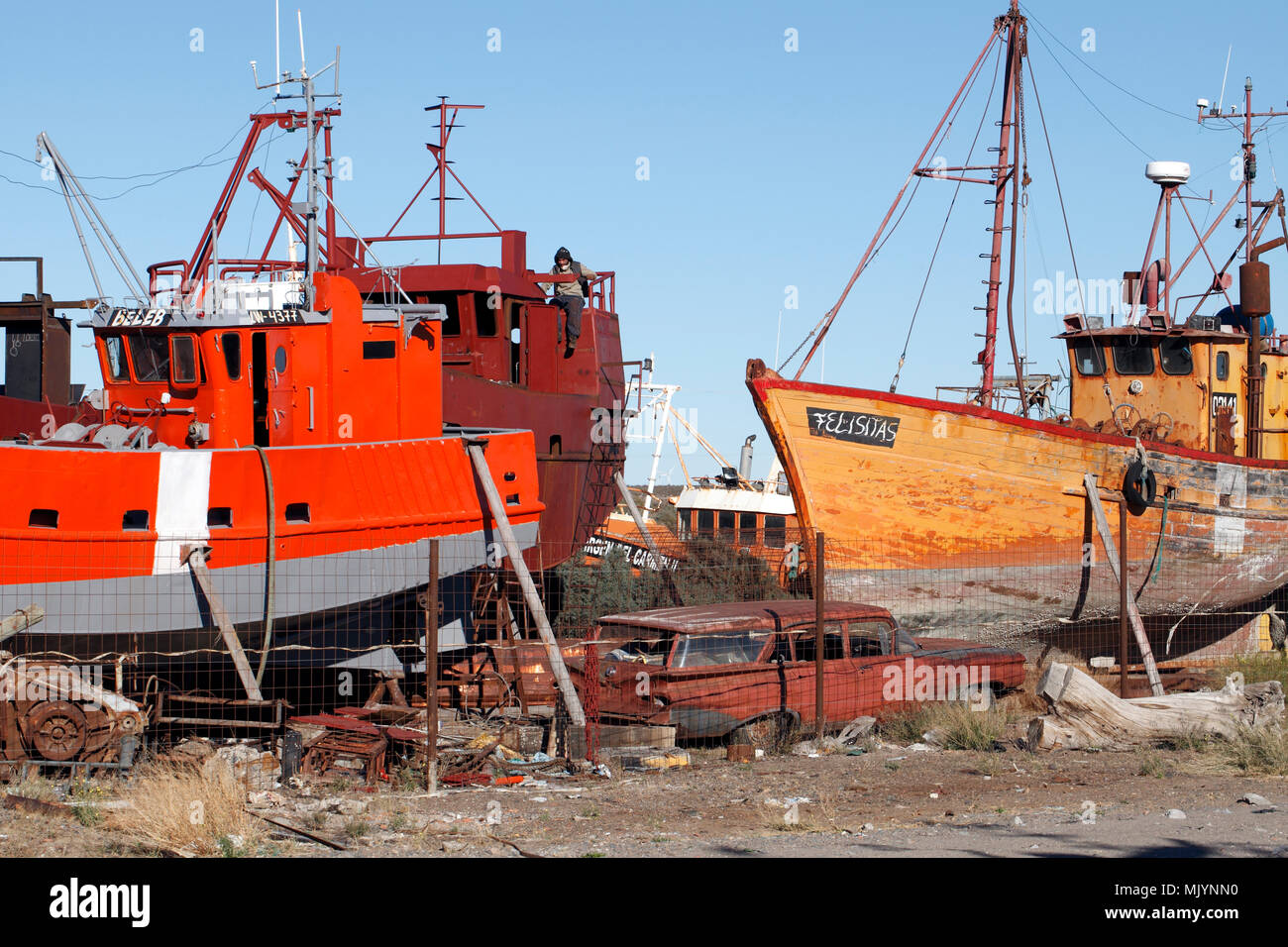 Bootswerft. Mit neuen Boote und ein altes hölzernes Fischerboot, plus einer alten Schrott Auto. Stockfoto