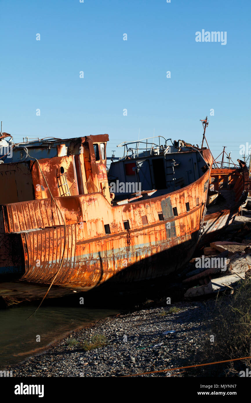 Schrott Boote von der gelben Flotte auf dem Chubut Flusses, Rawson, Provinz  Chubut, Argentinien, Patagonien. Bootswerft am Flussufer Stockfotografie -  Alamy
