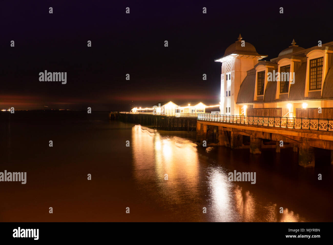 Nacht Blick von Penarth Pier, Wales, Großbritannien Stockfoto