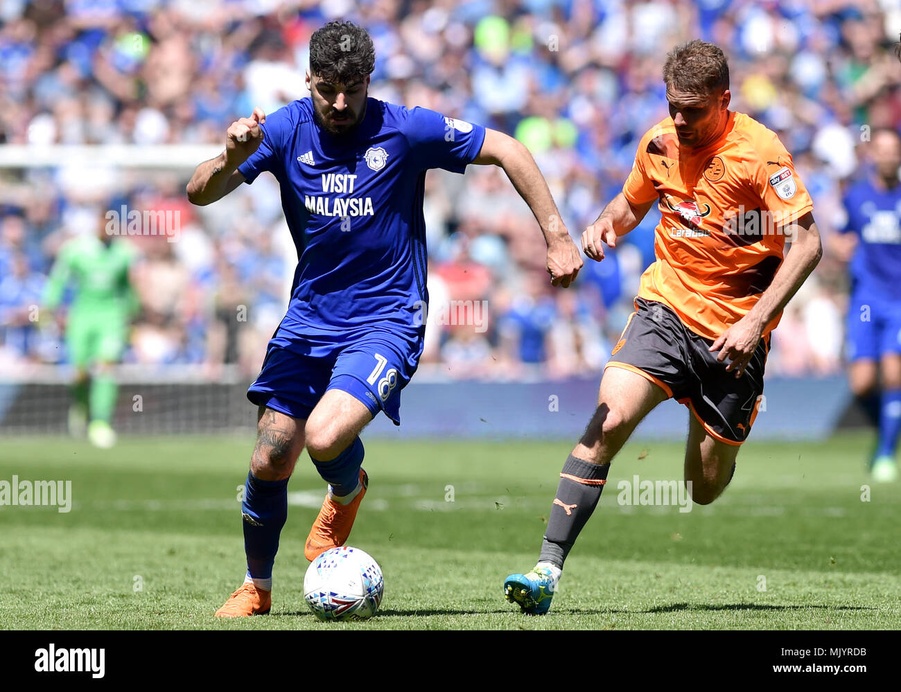 Cardiff City Callum Paterson (links) und der Lesung Joey van den Berg Kampf um den Ball in den Himmel Wette Championship Match in Cardiff City Stadium. Stockfoto