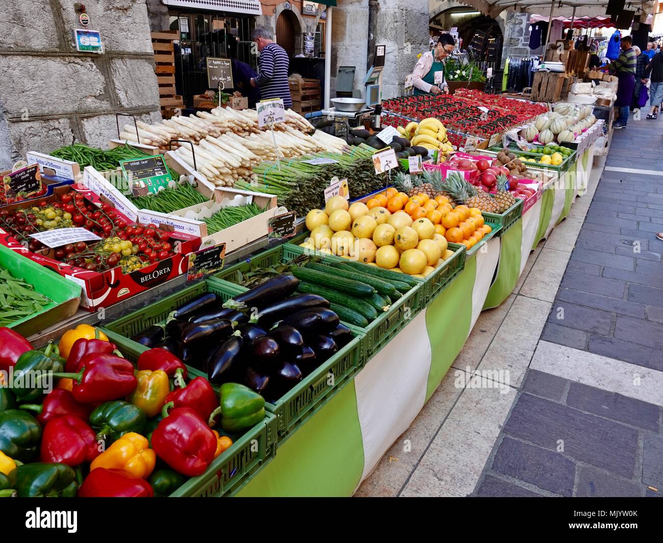 Schöne Darstellung von Obst und Gemüse mit Menschen einkaufen und Händlern an die Altstadt Markt arbeiten. Annecy, Frankreich. Stockfoto