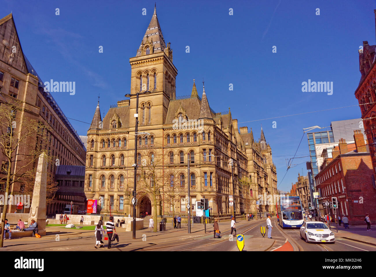 Rathaus von Manchester Richtung Osten verlassen und das ehrenmal an der Princess Street im Stadtzentrum von Manchester, Greater Manchester, England, UK. Stockfoto