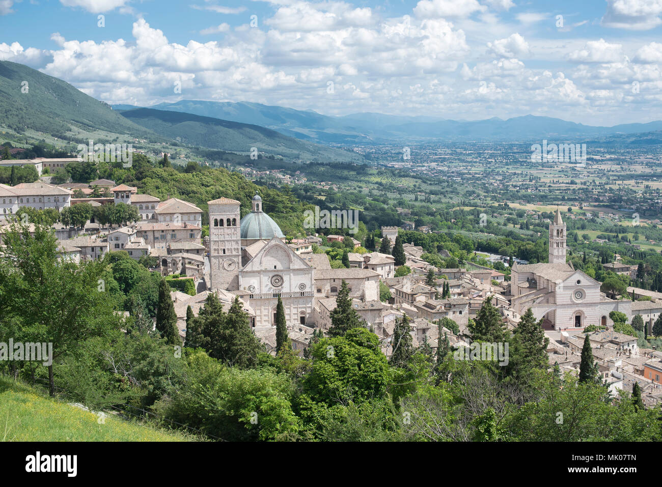 Der Blick auf Assisi, Italien, von Rocca Maggiore, einem wunderschönen mittelalterlichen Hügel schloss. Stockfoto
