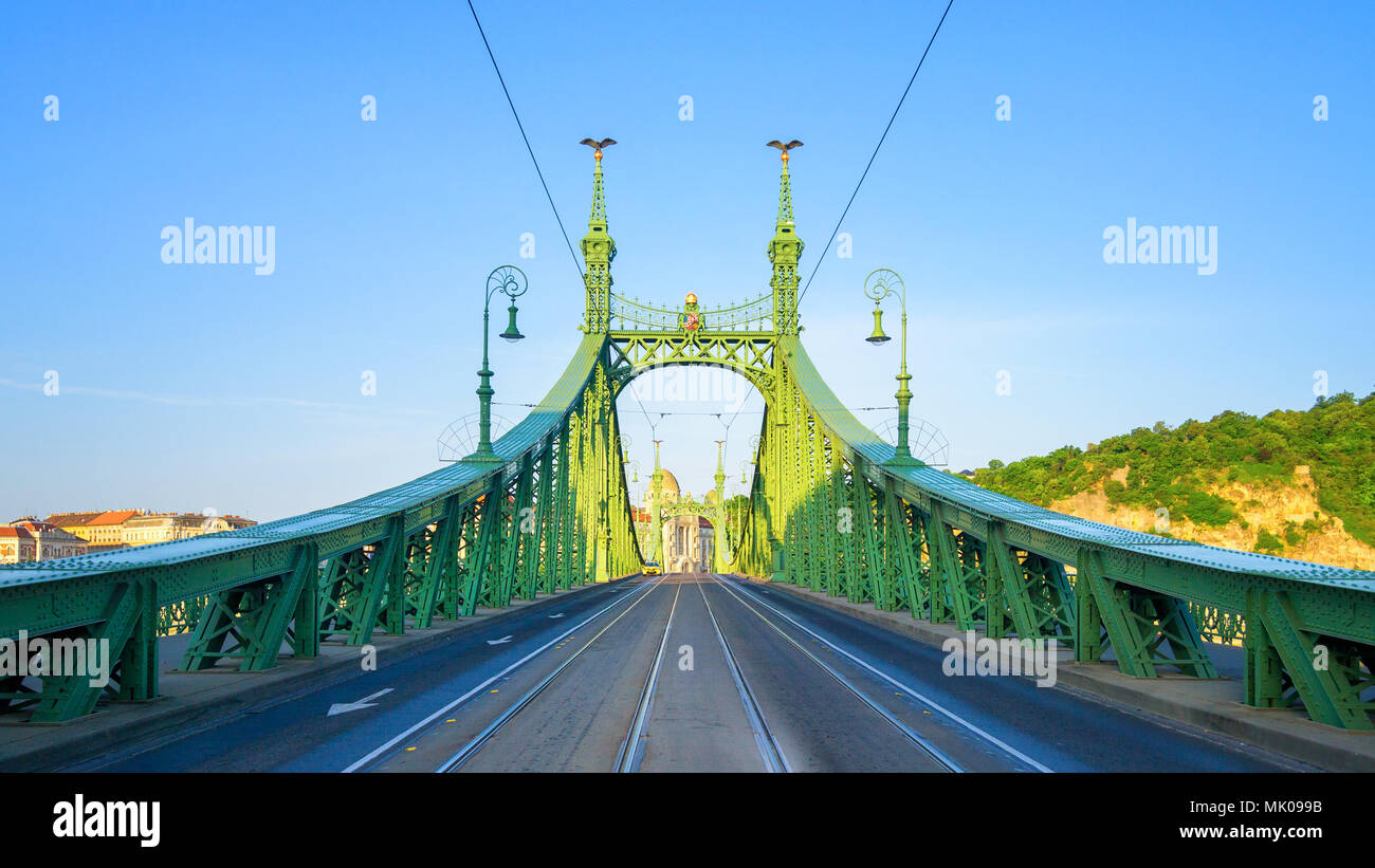 Steel Bridge Budapest in der Nähe der U-Bahn Station Fovam Ter Stockfoto