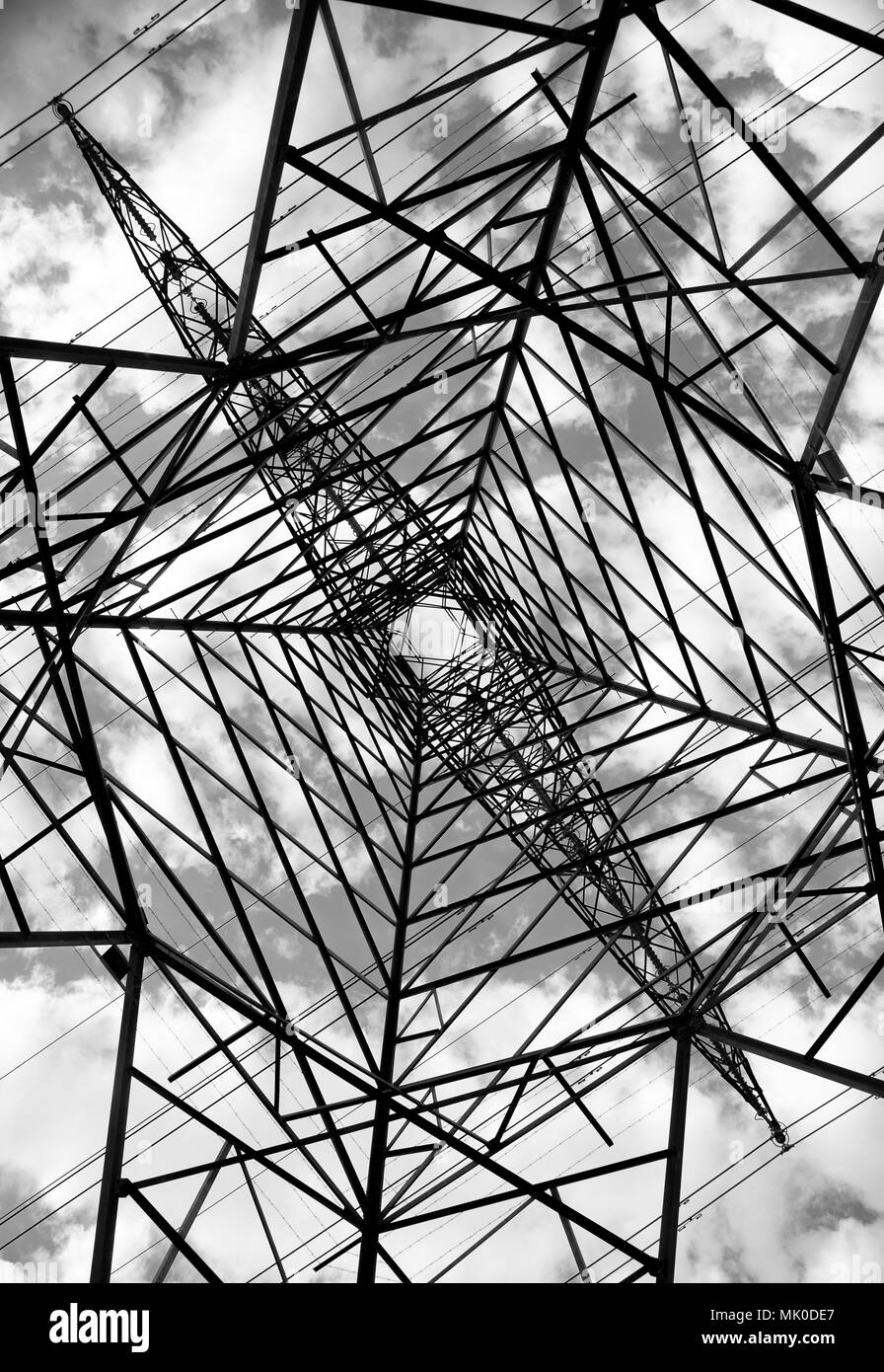 Details einer metallischen Struktur von einer hohen Spannung Strom tower Holding übertragung Drähte elektrische Energie zu übertragen. Stockfoto