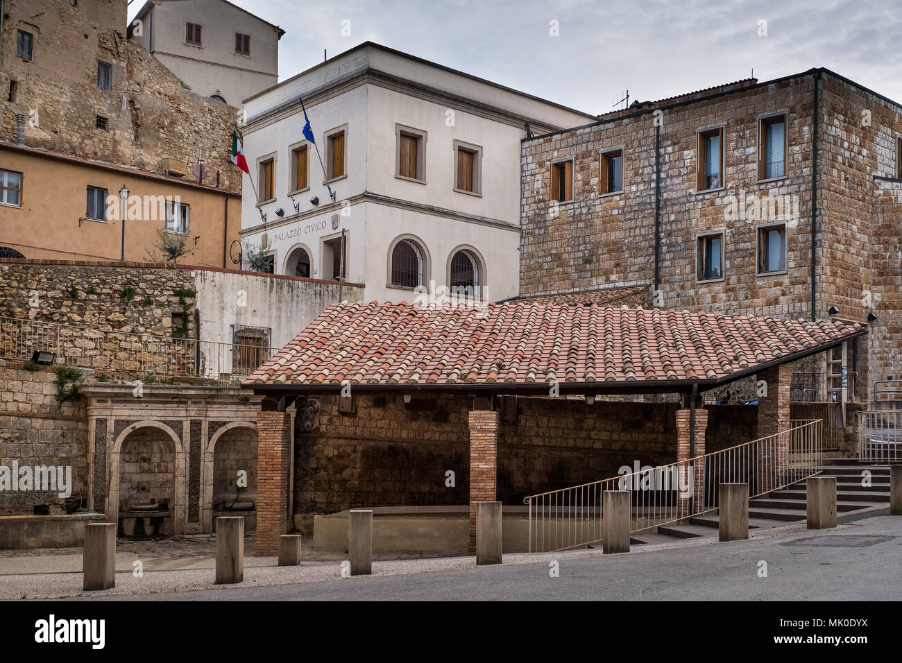 Bibbona, Livorno, Italien - April 2018 Das mittelalterliche Dorf von Bibbona in der Val di Cecina, Toskana, antiken öffentlichen Waschräumen Stockfoto